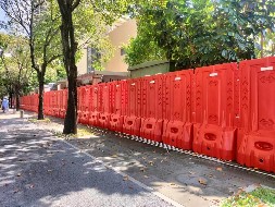 鋼結構圍擋和水馬圍擋有什么區別？【旭東圍擋】